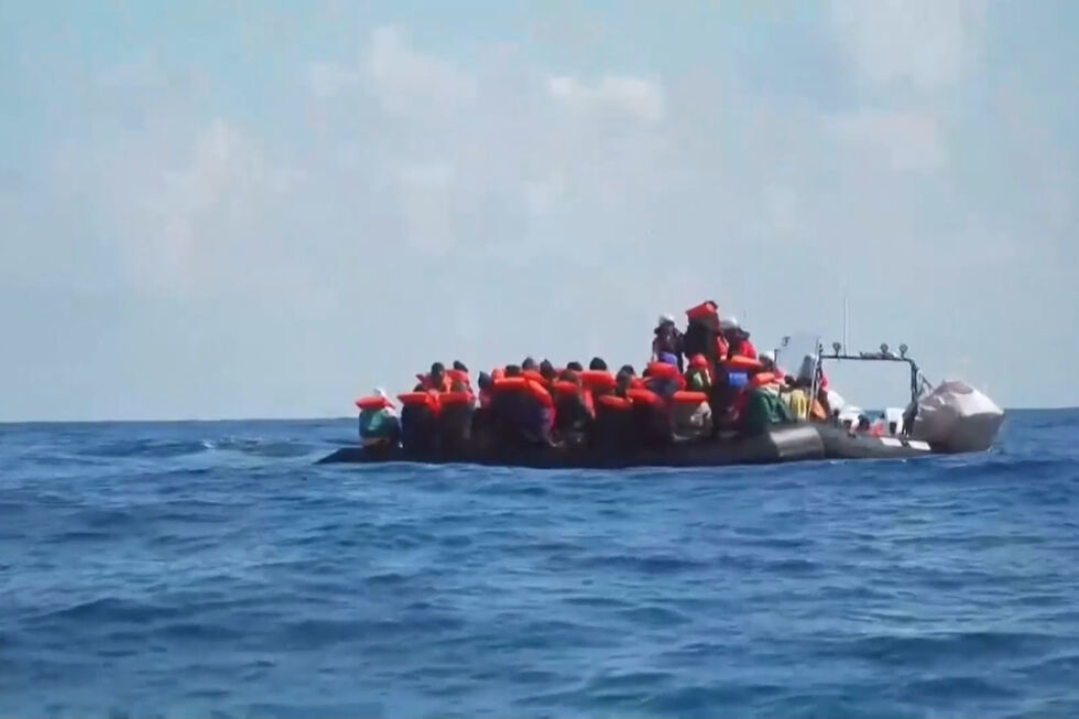 Imagens mostram resgate de 41 migrantes em barco sobrelotado no Mediterrâneo