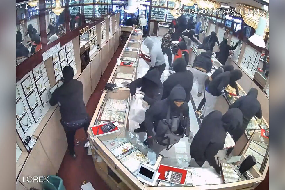 Vídeo mostra assalto a joalharia na Califórnia em que ladrões levaram 1,7 milhões de dólares em joias