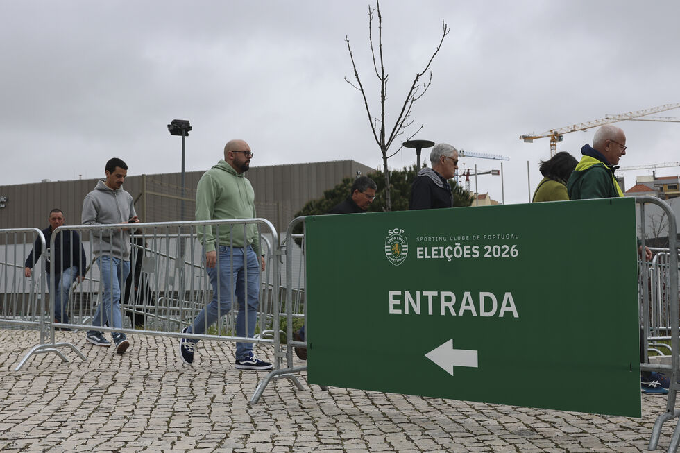 Sócios do Sporting junto ao Pavilhão João Rocha para exercer o seu direito de voto.