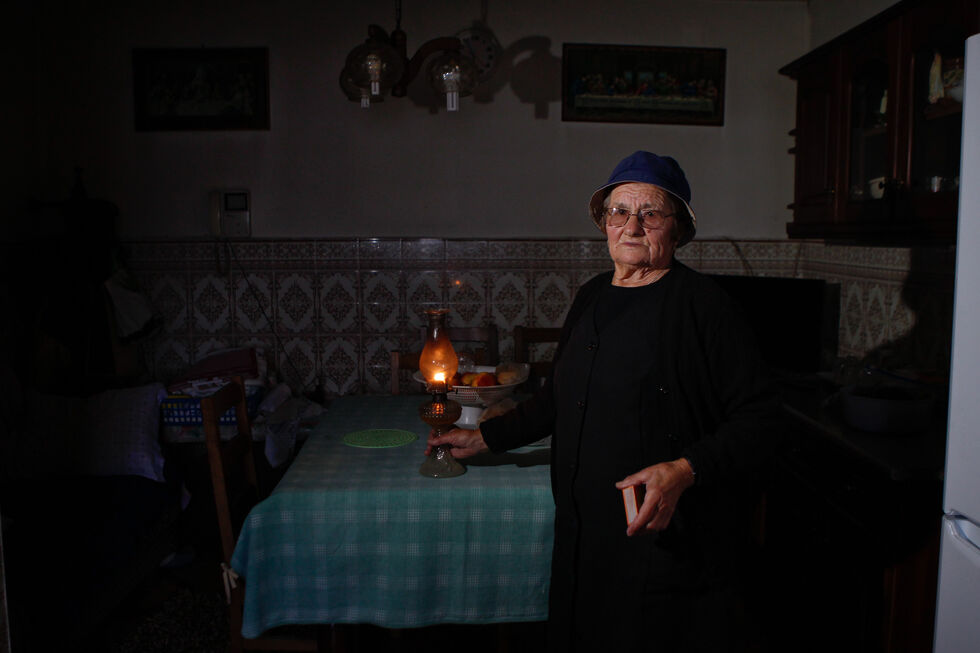 Idosa com candeeiro a petróleo