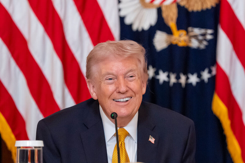 Donald Trump discursa durante uma reunião do conselho do Centro Memorial John F. Kennedy 