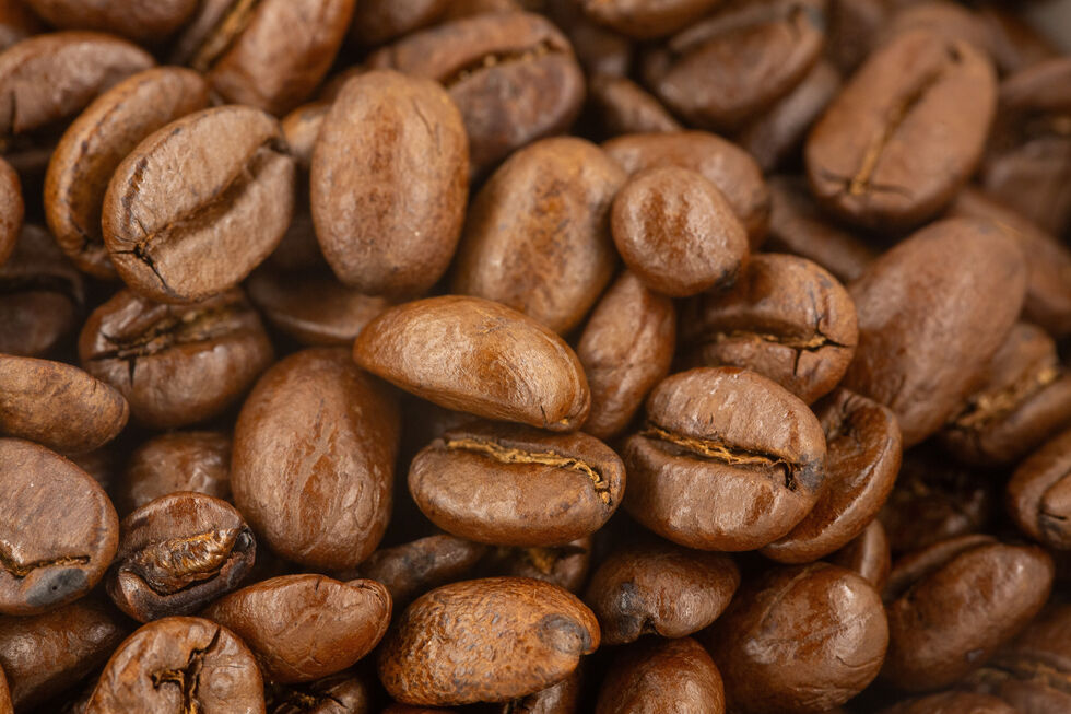 Grãos de café torrados e aromáticos