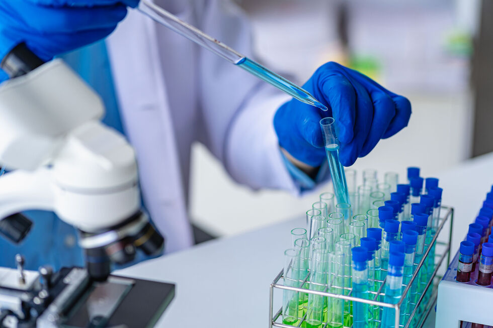 Virologista estudar um vírus perigoso