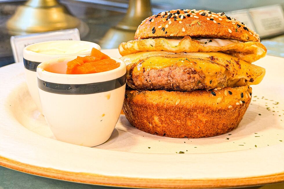 Os hambúrgueres artesanais foram acrescentados à carta da pastelaria Carolina Sales Café