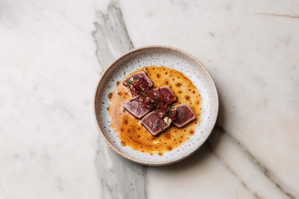 Crudo de atum braseado (€13,50), com abacaxi picado, fios crocantes de beterraba, cebolinho, chili lime e molho de soja fumado