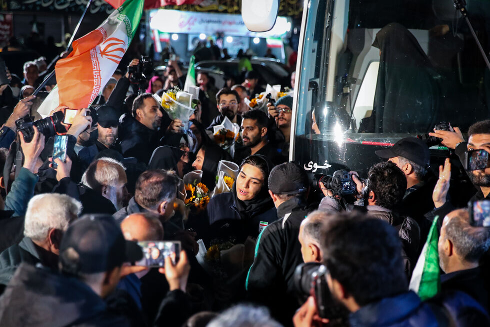 Teerão recebe a seleção de futebol feminina do Irão com festa