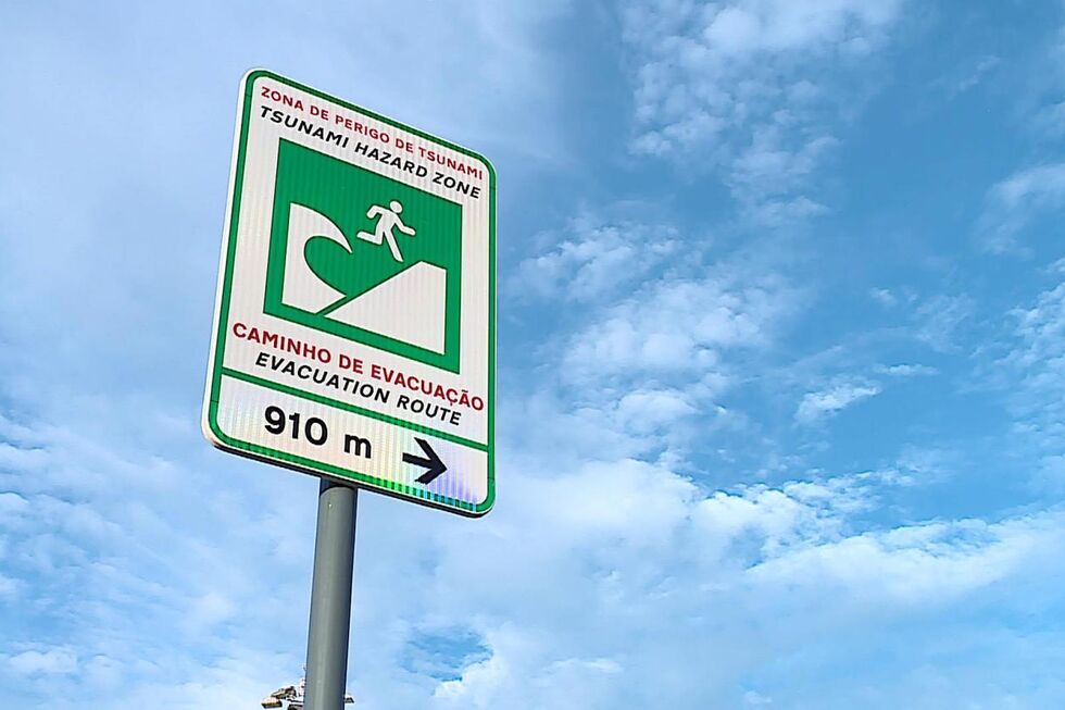 Sinalização indica caminho de evacuação, a 910 metros, em zona de risco de tsunami