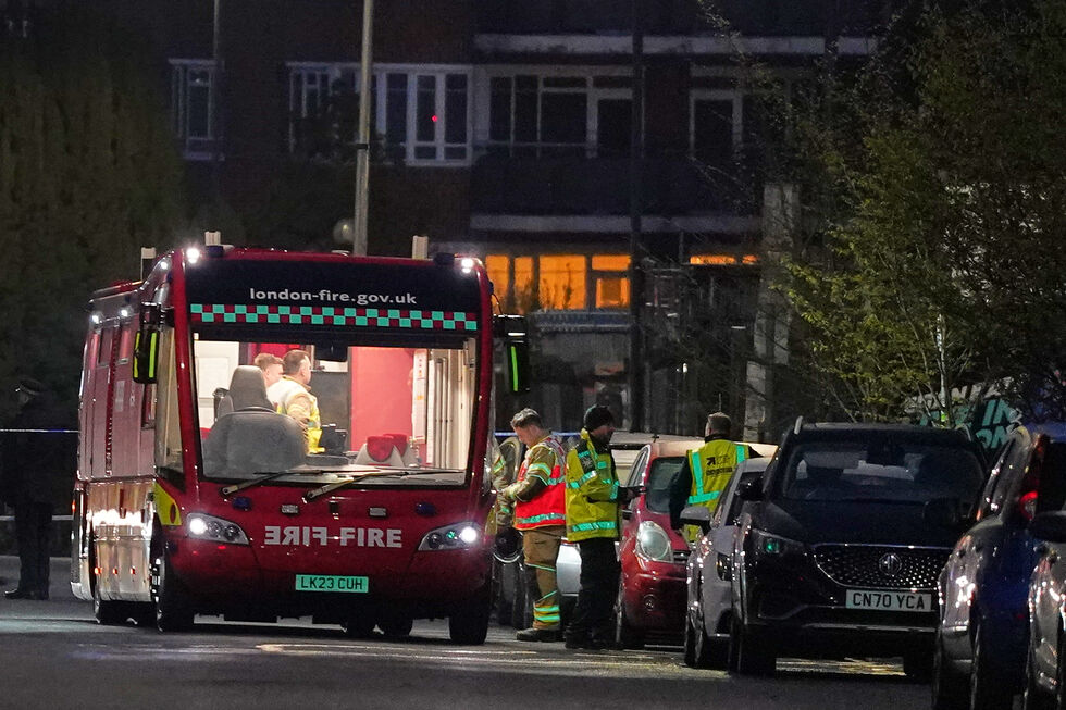 Quatro ambulâncias da Hatzola Northwest, uma organização voluntária que presta serviços de emergência médica, ficaram danificadas, segundo os bombeiros de Londres