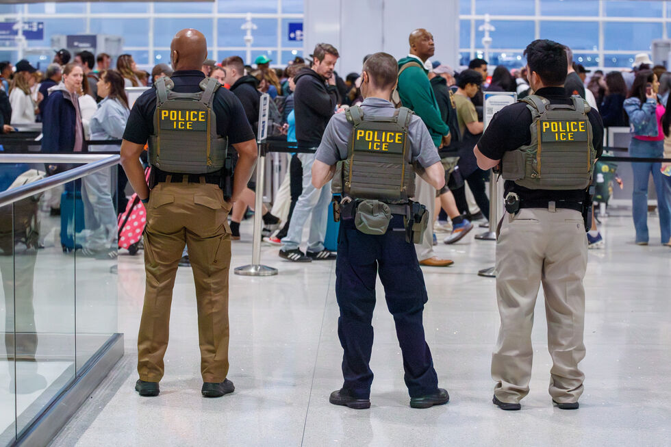 ICE patrulha o Aeroporto Internacional Louis Armstrong