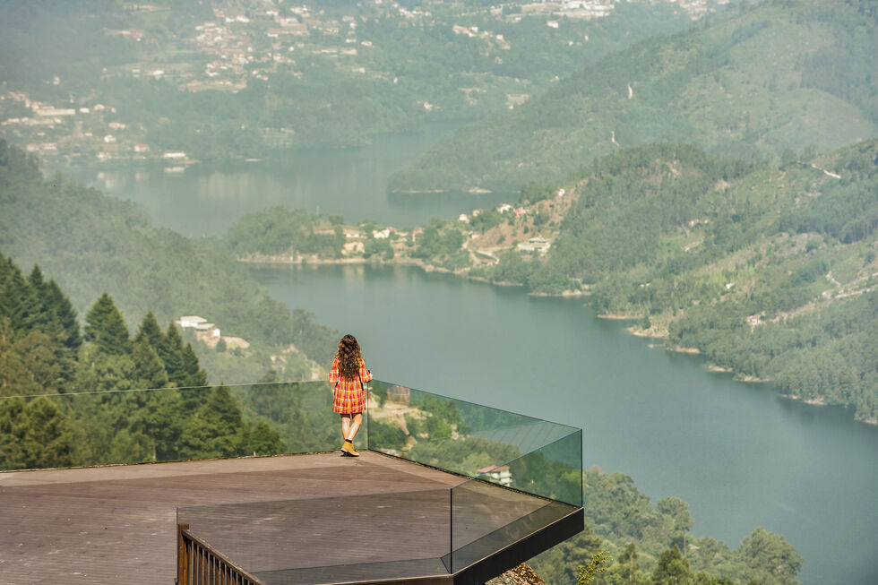 Uma pessoa observa a paisagem no Gerês, com trilhos, miradouros e cascatas