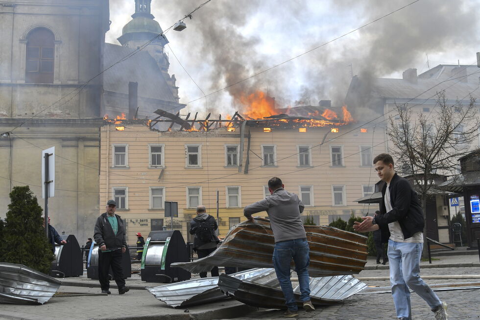 Remoção de destroços em Lviv após ataque de drone russo
