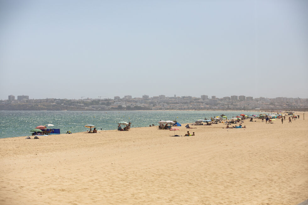 Praia no Algarve atrai turistas ingleses devido a conflitos no Médio Oriente.
