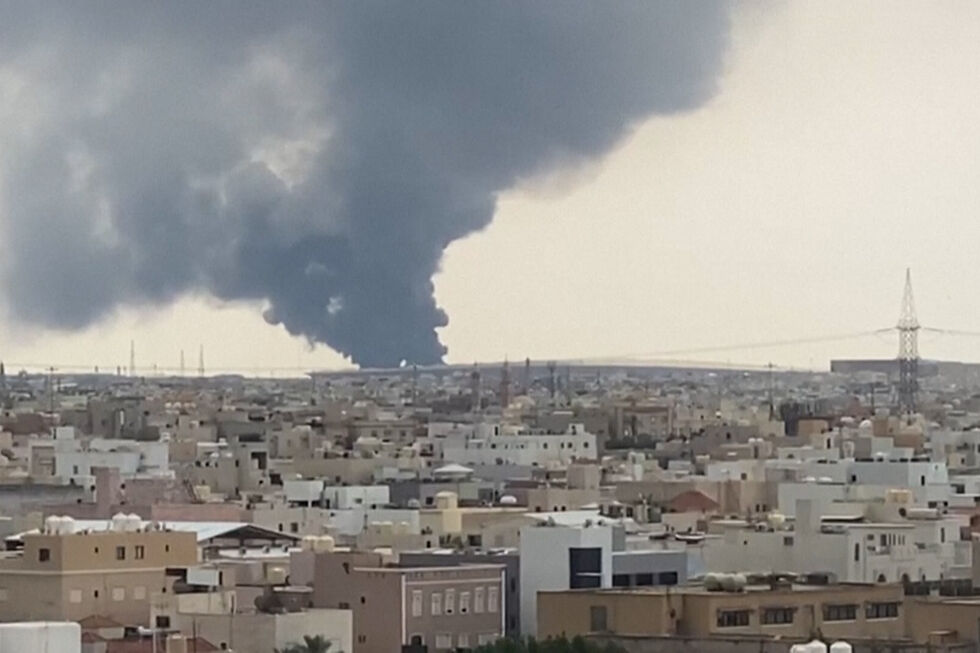 Coluna de fumo vista na Cidade do Kuwait após ataque de drones iranianos a aeroporto