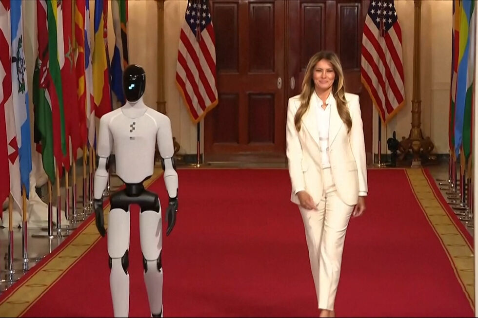 Robô humanoide surpreende em evento com Melania Trump