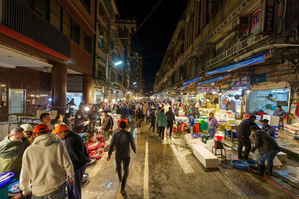Mercado movimentado no Japão atrai turistas após recorde de visitantes
