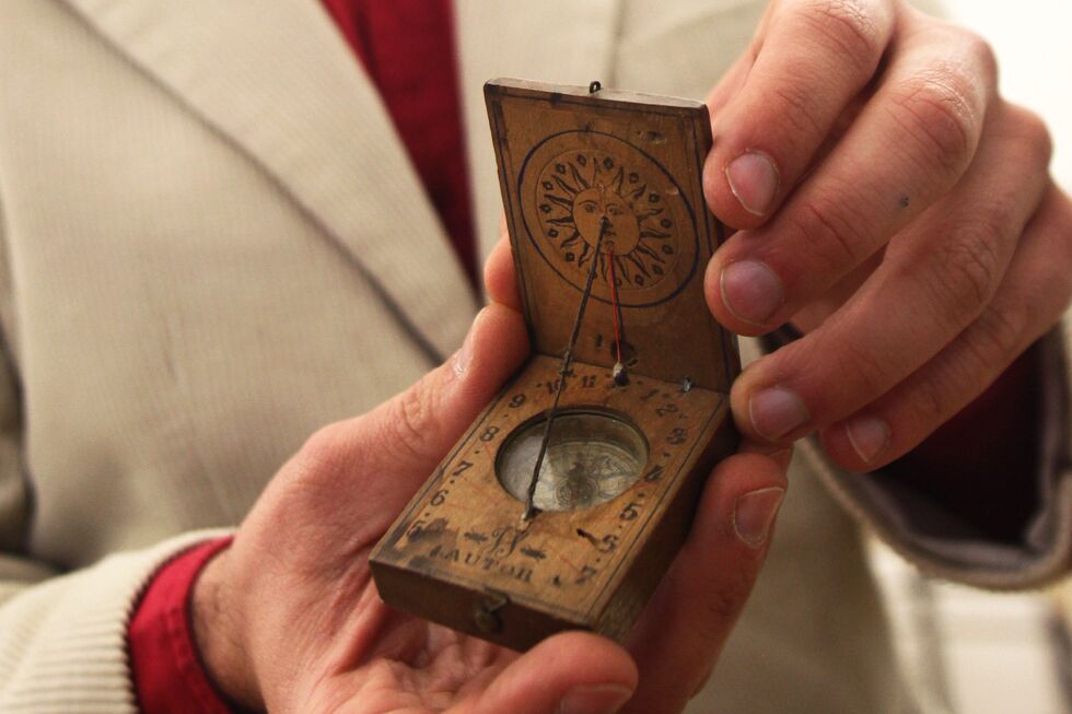 Responsável pelo pólo de Évora do Museu do Relógio mostra um relógio de sol de bolso do século XIX.
