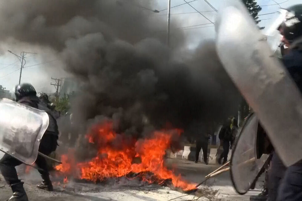 Imagens mostram protestos no Nepal após detenção do ex-primeiro-ministro