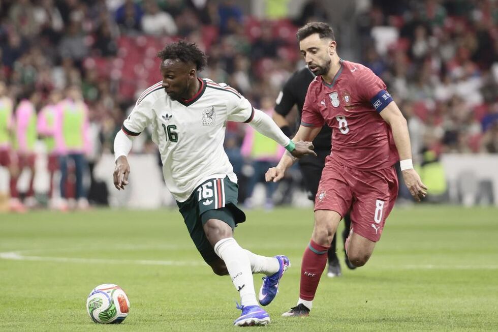 Julian Quinones e Bruno Fernandes no México-Partugal, que terminou sem golos