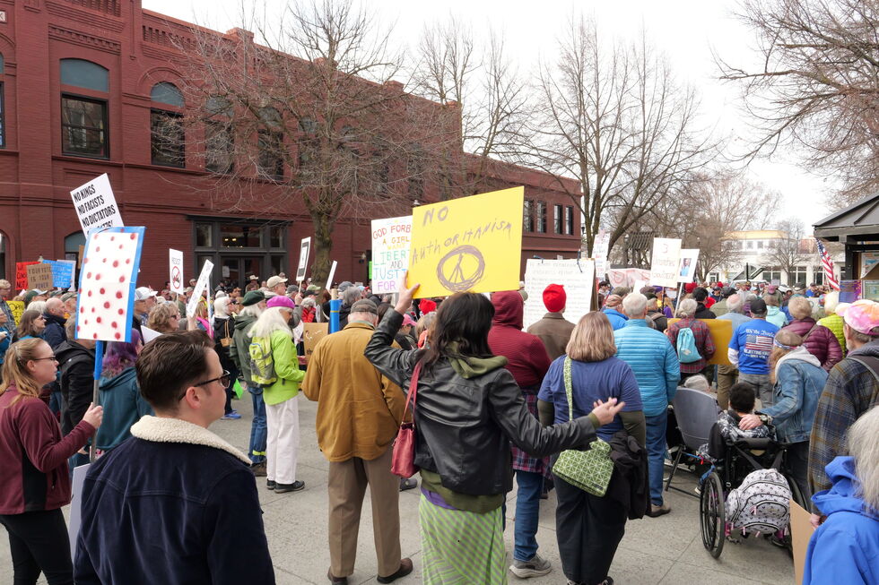 Manifestantes participam de um protesto "Sem Reis" em Moscovo