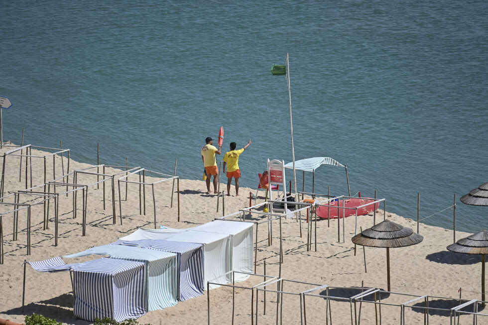 Nadadores-salvadores em alerta na praia durante a Páscoa
