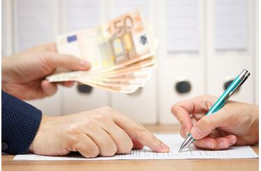 Dinheiro e assinatura de contrato: avalie reembolso e evite custos elevados