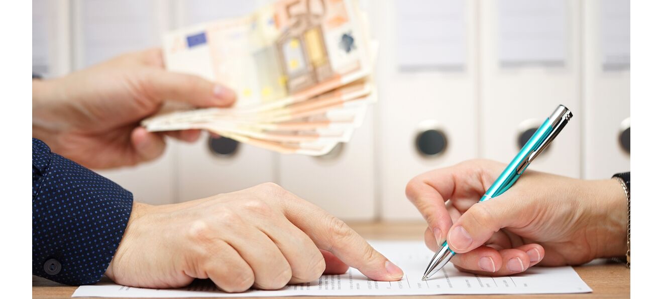 Dinheiro e assinatura de contrato: avalie reembolso e evite custos elevados