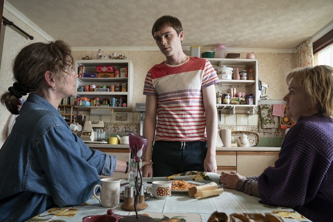 Mitchell Robertson (ao centro) interpreta a versão jovem da personagem Niall