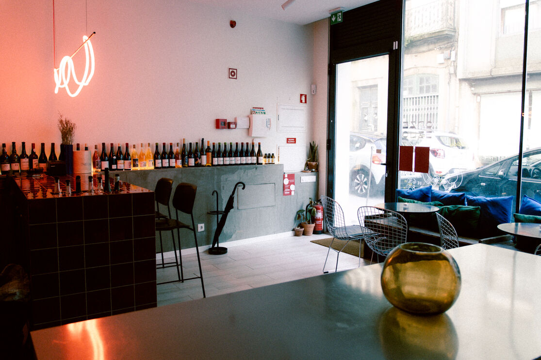 O bar de vinhos fica no número 158 da Rua da Torrinha