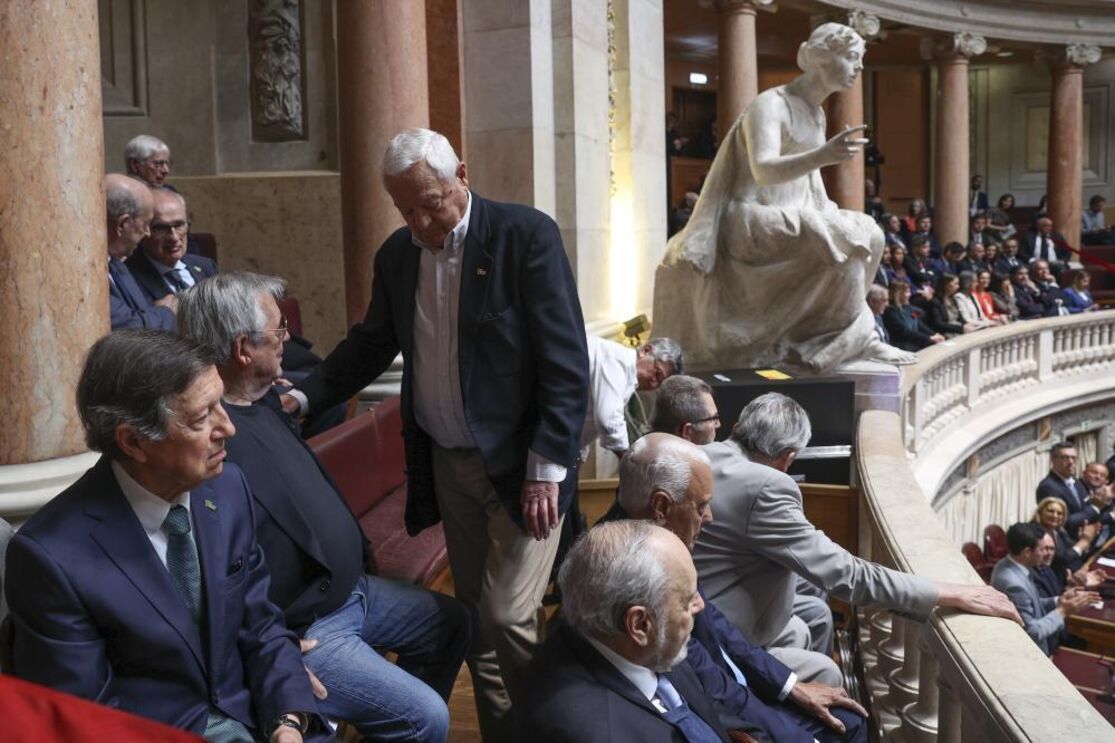 Deputados da Constituinte saem do hemiciclo