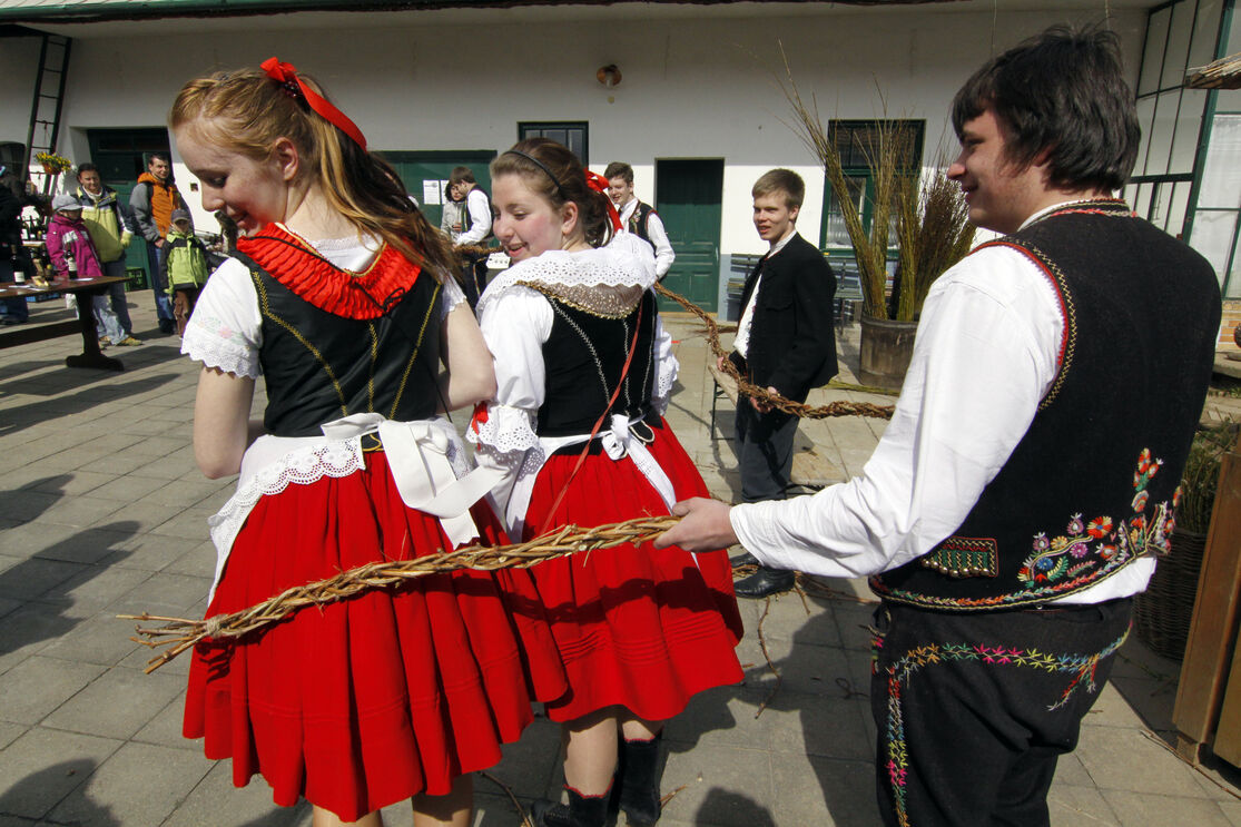 Na República Checa os homens batem nas raparigas com uma 