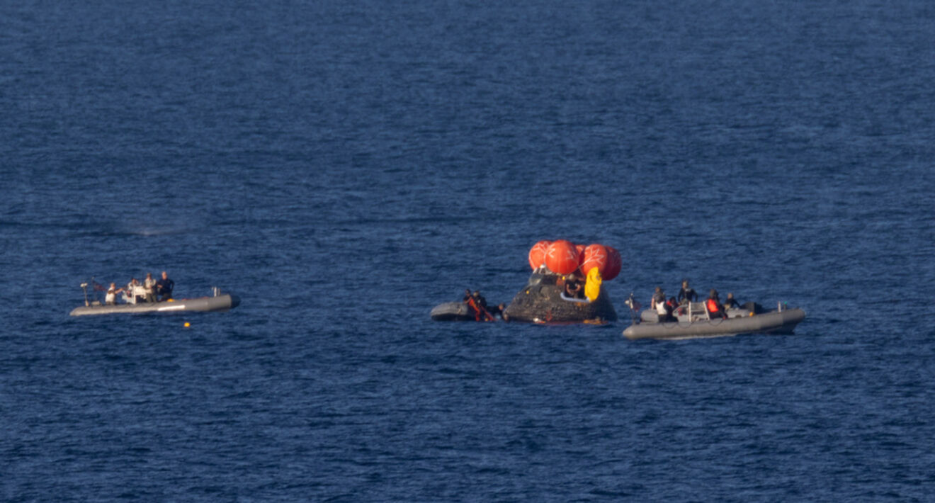 Equipas de resgate ajudam a tripulação da missão Artemis II depois da aterragem