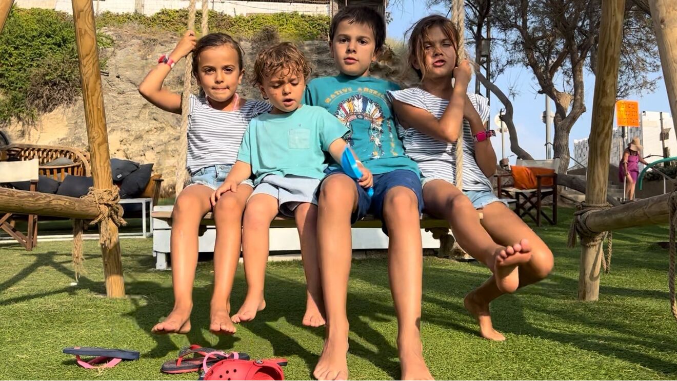 Tomás (o segundo a contar da direita) com os irmãos Mariana, Carlota e Francisco