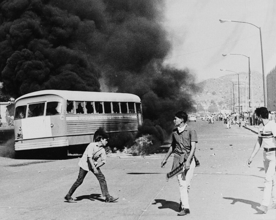 A 24 de março de 1967, jovens manifestantes incendiaram um autocarro no México com um cocktail molotov