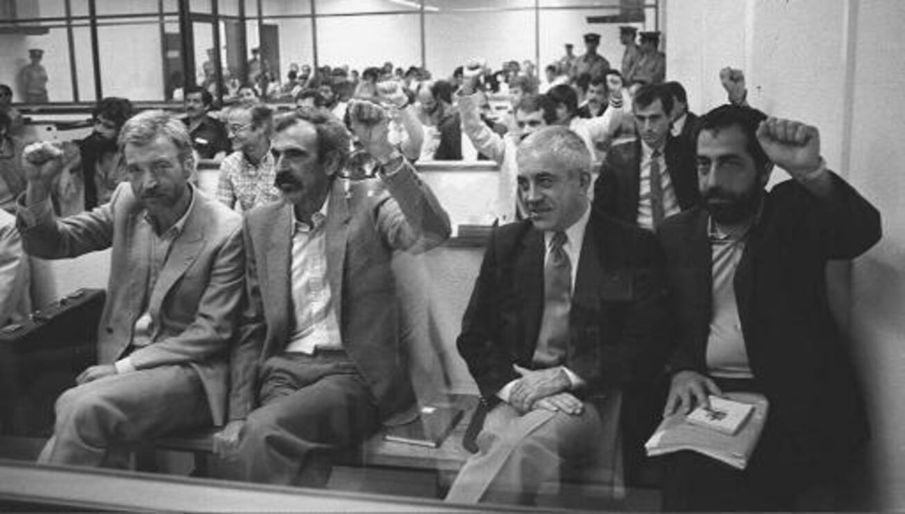 Julgamento das FP-25 em 1985. Otelo de Saraiva é o segundo da direita