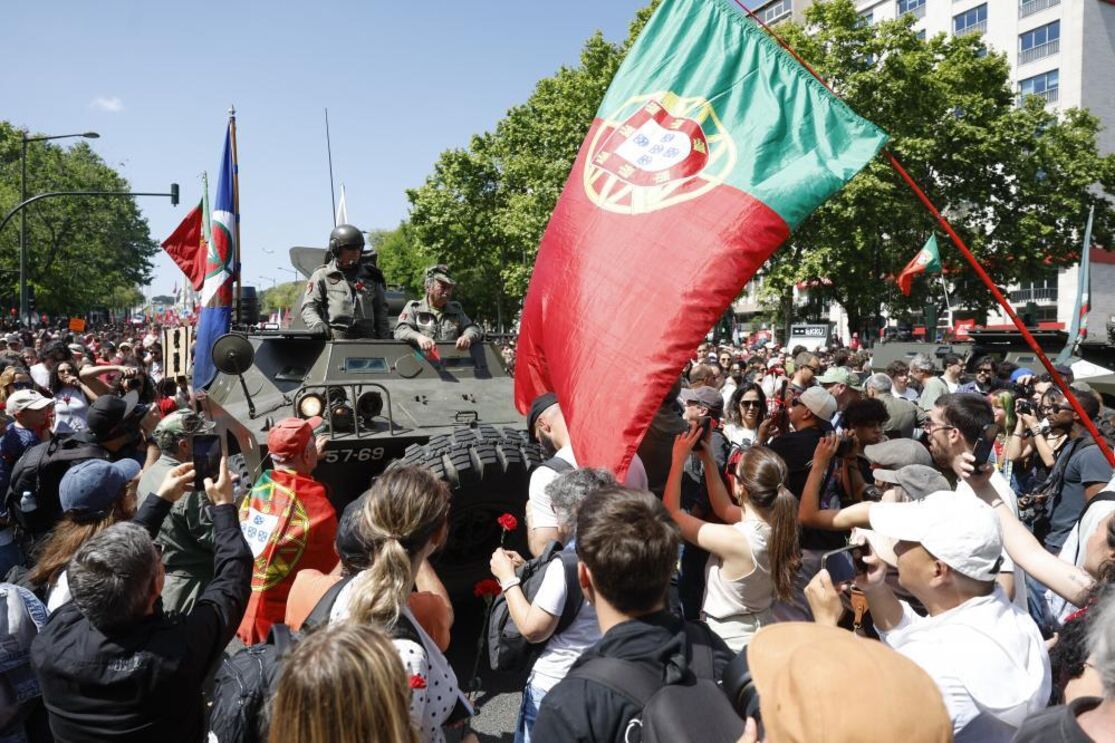 Desfile na Avenida da Liberdade para celebrar o 52º aniversário da Revolução dos Cravos a 25 de Abril de 1974 