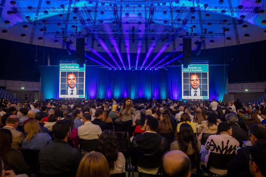 No Pavilhão Rosa Mota, o público aguarda o início de 