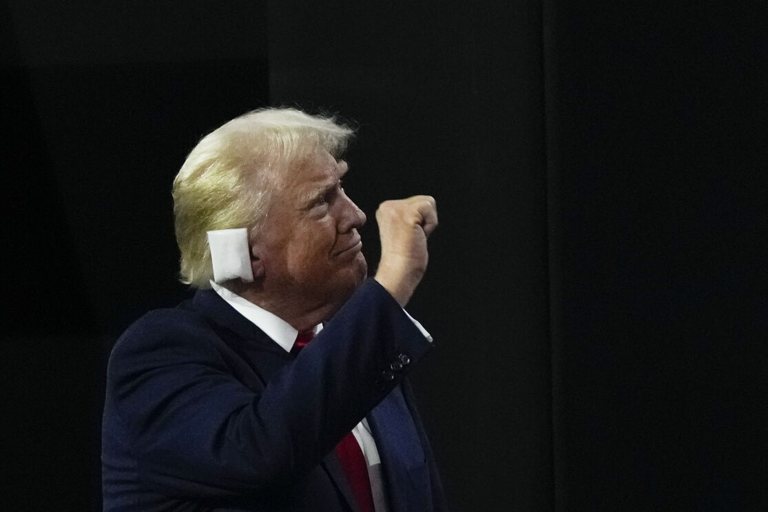 Trump mostra curativo após atentado em Butler