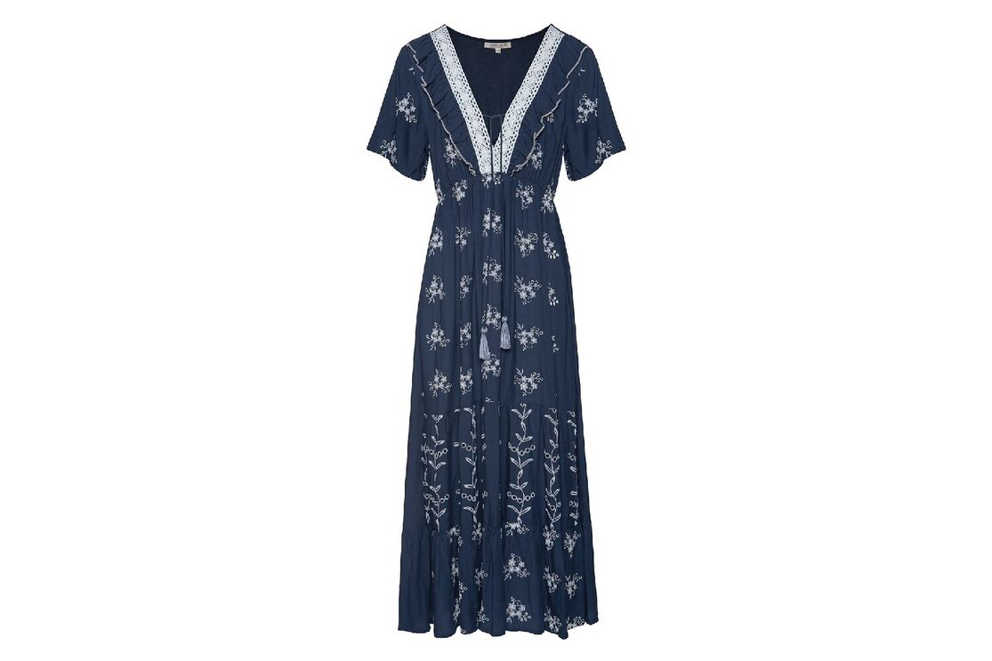 Vestido comprido azul com padrão floral branco e detalhes em renda