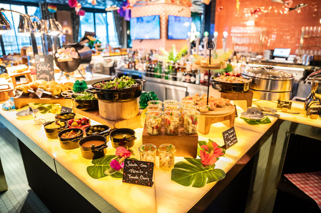 Buffet com saladas frias 
