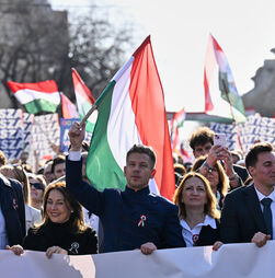 Jovens húngaros pressionam regime de Orbán e saem à rua para fazer campanha porta a porta