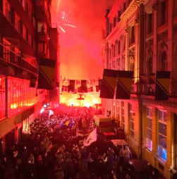 Milhares de pessoas festejam qualificação da Bósnia para o Mundial 2026 nas ruas de Sarajevo