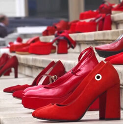 Instalação com sapatos vermelhos homenageia vítimas de violência doméstica na Roménia