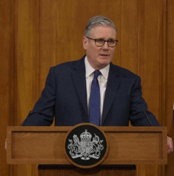 “Estou farto de ver as vossas contas de energia a oscilar”: Starmer anuncia medidas do Reino Unido para a crise energética  