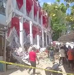 Sismo de magnitude 7.4 provoca pânico e danos em edifícios na Indonésia