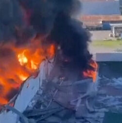 Enorme coluna de fumo negro em armazém ligado à BP após ataque no Iraque