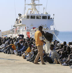 Resgatadas 111 pessoas que tentavam atravessar Canal da Mancha