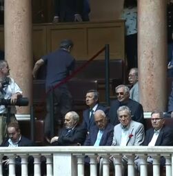 O momento em que deputados constituintes saem do Parlamento durante discurso de Ventura