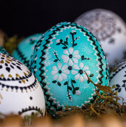 Das chicotadas checas aos thrillers noruegueses: as tradições de Páscoa mais surpreendentes