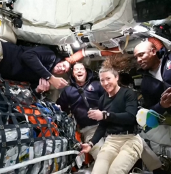 “Eu sou a canalizadora espacial”: astronauta Christina Koch resolve avaria na sanita a bordo da Artemis II 