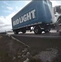 Homem rouba camião de cerveja e embate contra carro patrulha após perseguição policial nos EUA 